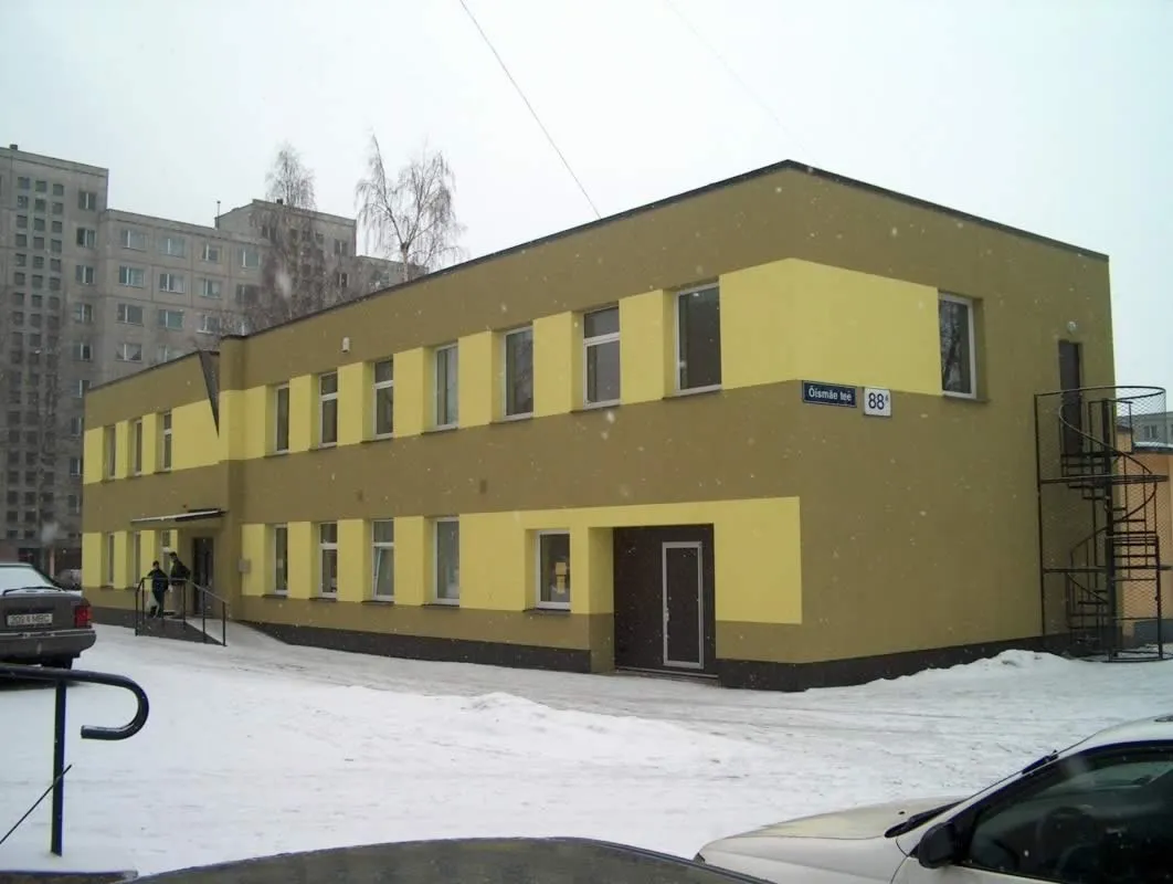 Haabersti Avatud Noortekeskuse kaasaegne fassaad pärast renoveerimist.