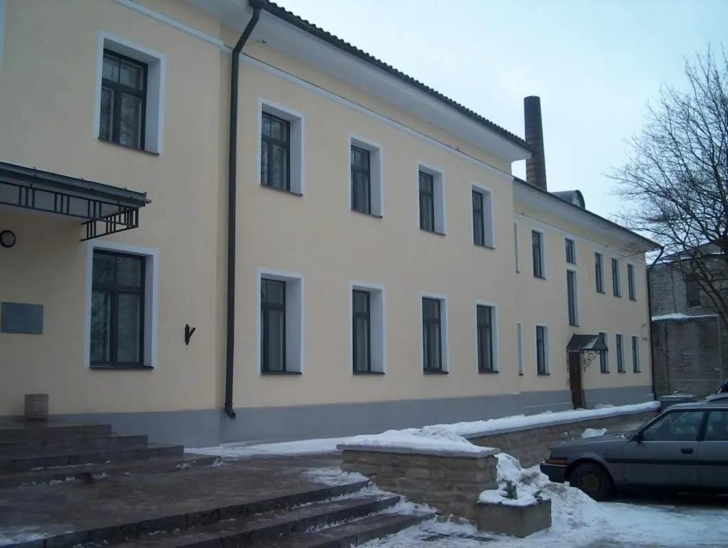 Harju Maakohtu hoone renoveeritud fassaad Tartu maanteel.